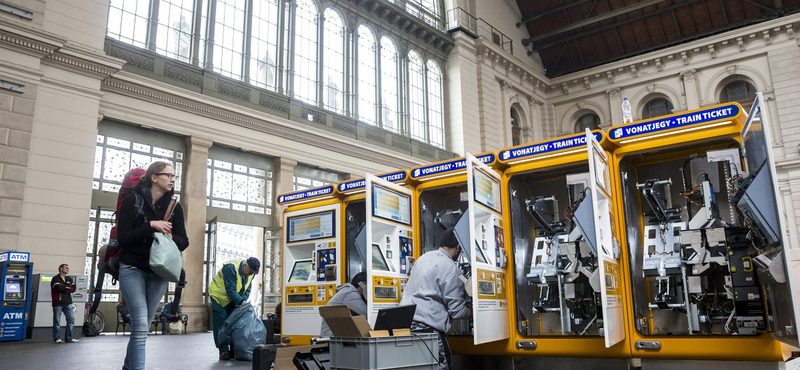 Törmelék borítja a síneket, még mindig bénult a Keleti pályaudvar