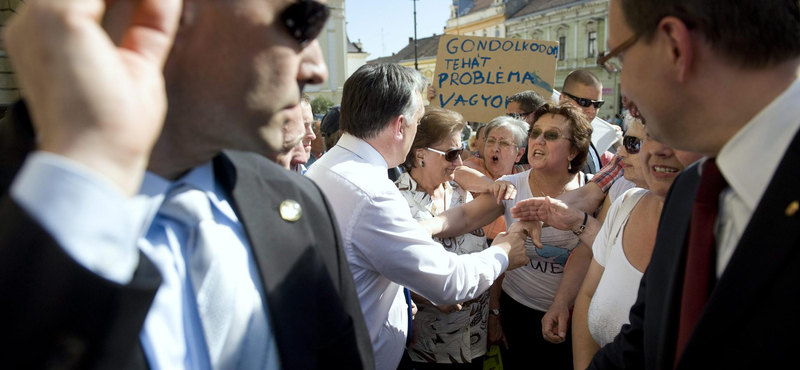 "Kézcsókot neki" – tüntetők várták Orbánt Pécsett – fotó, videó