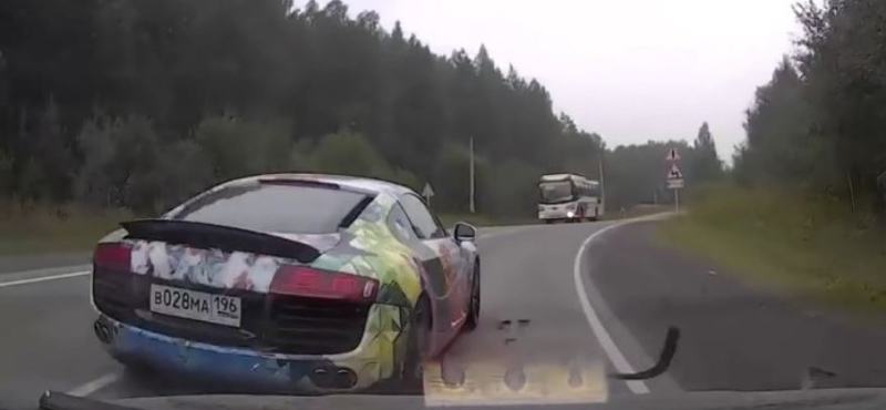 Szegény ladás csak pislogott, miután az Audi R8 lezúzta - videó