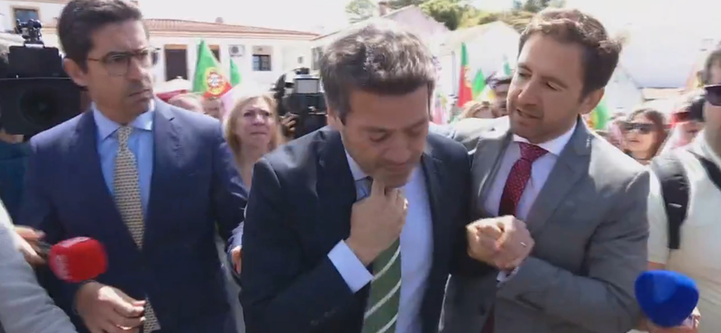 Nyelőcsőgörcstől lett rosszul egy kampánygyűlésen Orbán portugál szövetségese