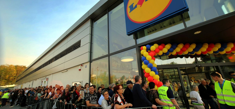 Grillcsirkék miatt fulladt majdnem verekedésbe a szerbiai Lidl-boltok megnyitója