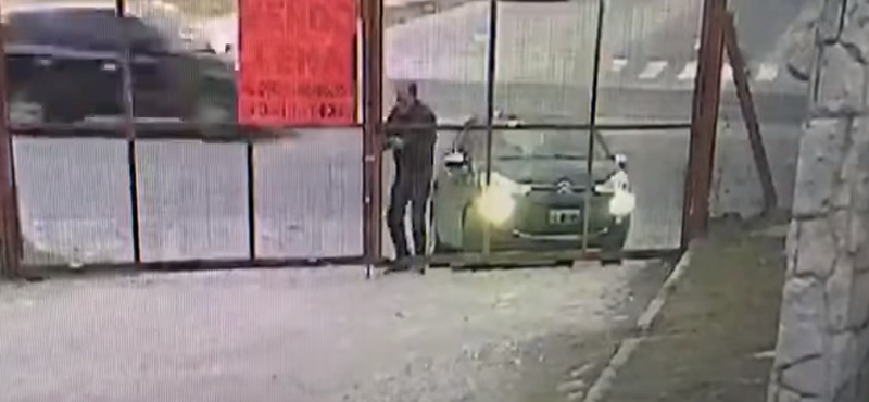 Mire kinyitotta a kaput az autós, már nem volt mivel beállni – videó