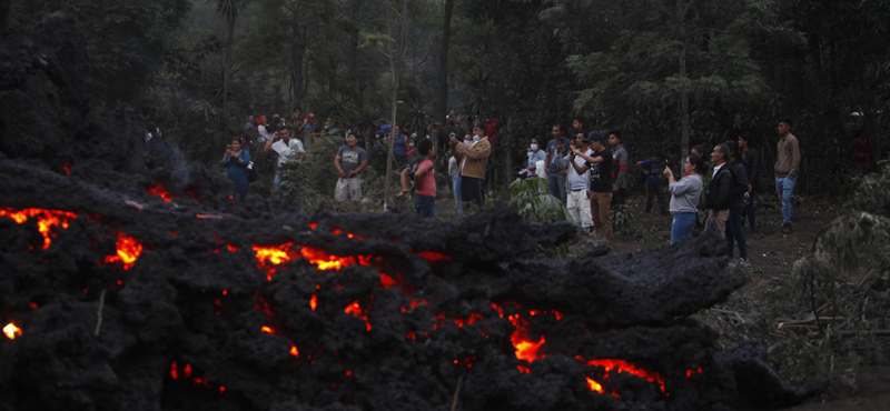 Városokat fenyeget a Pacaya vulkánból kiáramló láva – videó