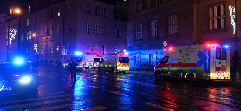 Diákok és professzorok együtt barikádozták el magukat a prágai egyetem könyvtárában - beszámolók a lövödözésről