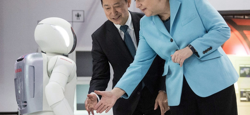 Fotó: Angela Merkel a Honda robotjával parolázik