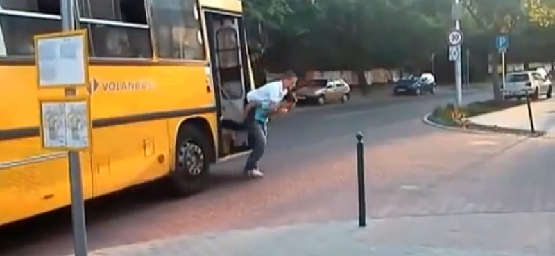 Így hergelte a buszsofőrt két fiatal Százhalombattán - videó