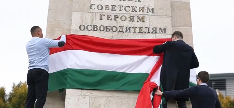 Hatalmas magyar zászlóval tekerte be a Momentum a Szabadság téri szovjet emlékművet