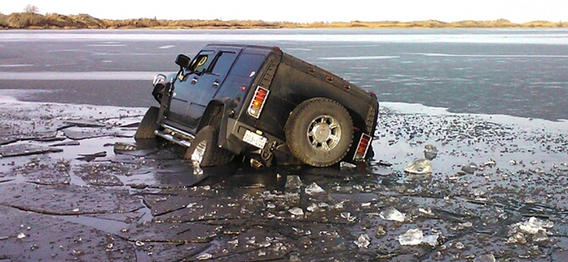 Itt az újabb jégbe szakadt Hummer