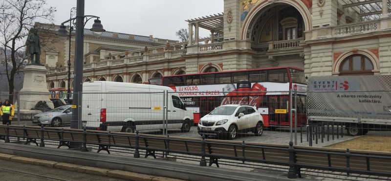 Nem volt ott semmi néznivaló: Orbánékat buszok mögé rejtették el