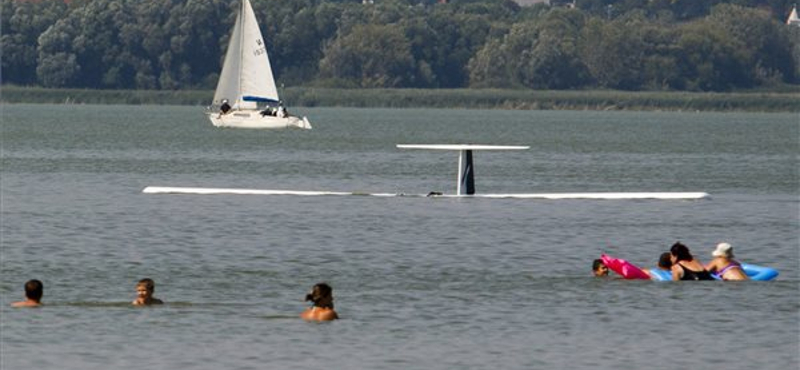 Repülő esett a Balatonba, egy vízibiciklis nyaraló eltűnt