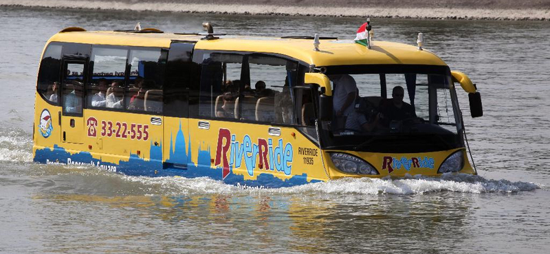 A Dunában rekedt egy busz