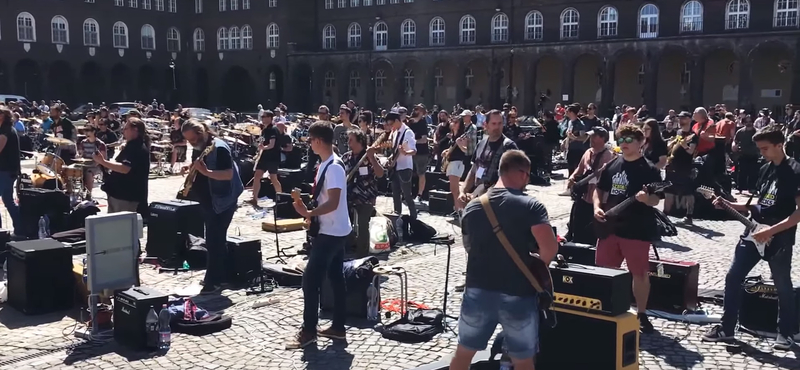 Négyszáz rocker csapott bulit a szegedi Dóm téren - videó