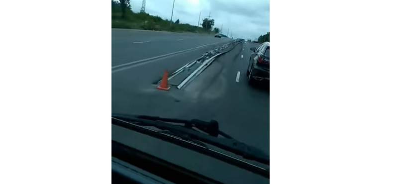 Ettől még egy orosz autós is kiakadt, a forgalmi sáv közepén volt a szalagkorlát – videó
