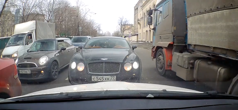 Néha még a Bentley-vel is be kell állni a sorba – videó