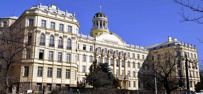 Luxusautók jelentek meg egy budai gimnázium kertjében, miután fizetős lett az utcai parkolás