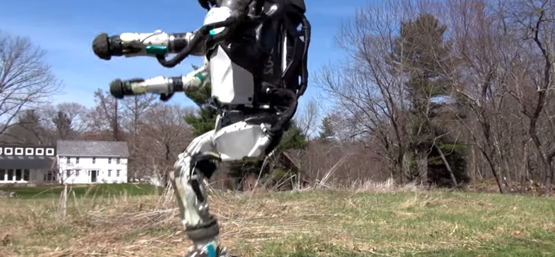 Leesik az állunk: videón, ahogy a szabadban kocog az Atlas emberszabású robot