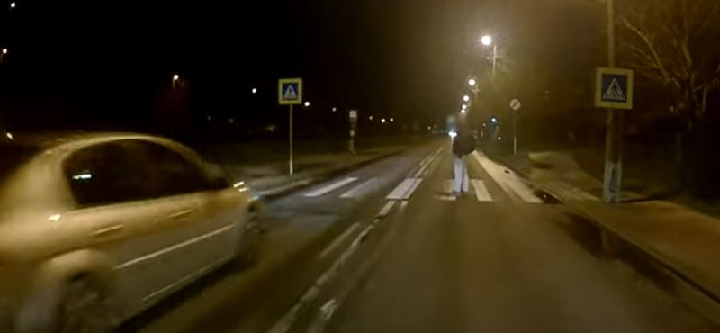 Megint a buszosnak kellett megmentenie egy gyalogost a szabálytalan autóstól – videó
