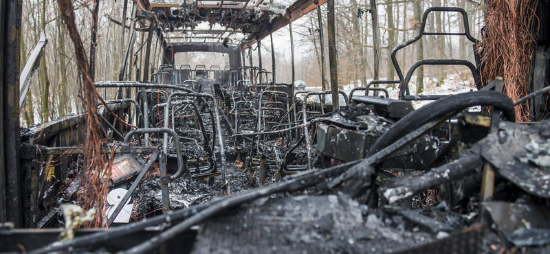 Csak a váza maradt, teljesen kiégett egy busz a Mátrában - fotók