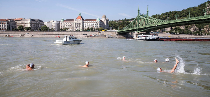 Fogadjunk, nem látott még ilyet: vízilabdáztak a Duna közepén