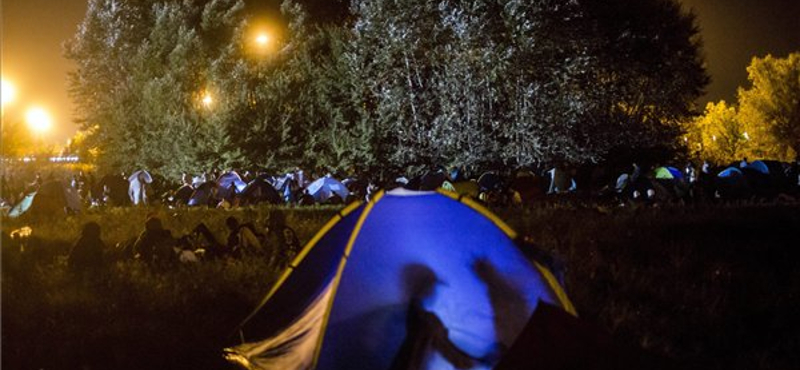 Fotók: sátrak az M5-ösön - így telt az éjszaka Horgosnál