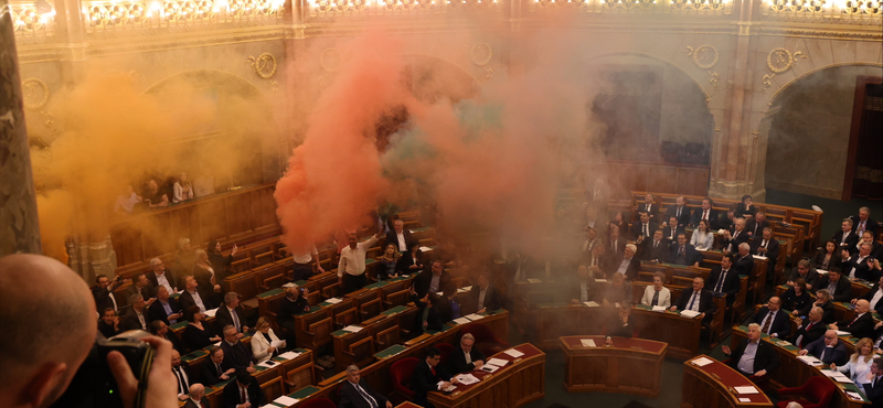 Botrányos körülmények között megszavazta a parlament a Pride betiltását