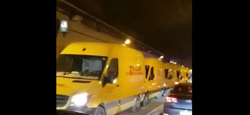 Sikerült 5 darab DHL-s autónak egymásnak mennie – videó