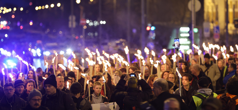 Újabb tüntetés: a Szent Gellért téren gyűltek össze a kegyelembotrányra emlékezők