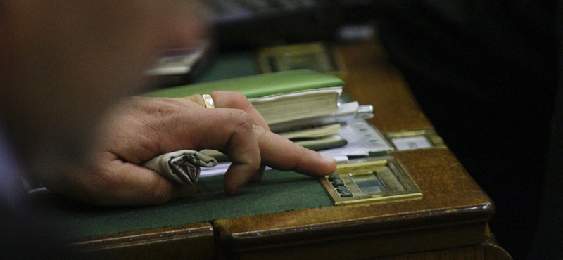 Már hétfőn szavazhat a parlament a fordított áfafizetésről