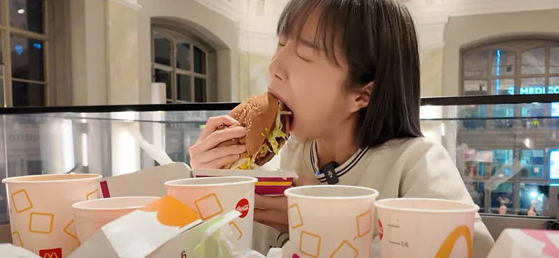 Bevert 10 hamburgert a koreai nagy zabáló influenszer a Nyugati téri Mekiben, de nem lakott jól