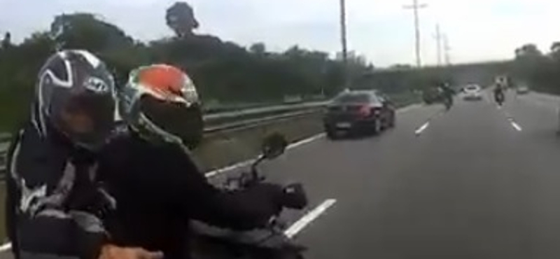 Észvesztő menekülést mutatott be egy motoros, akit megtámadtak – videó