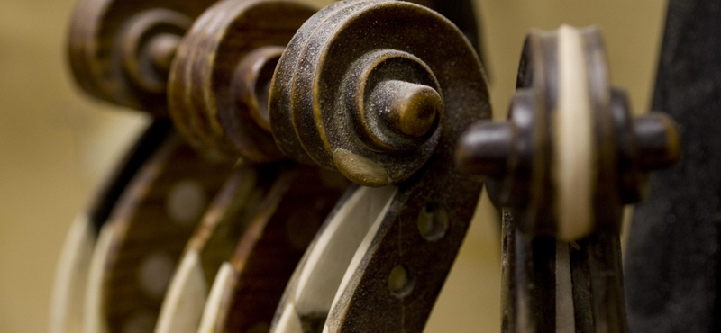 310 éves antik hegedűt felejtettek egy londoni vonaton
