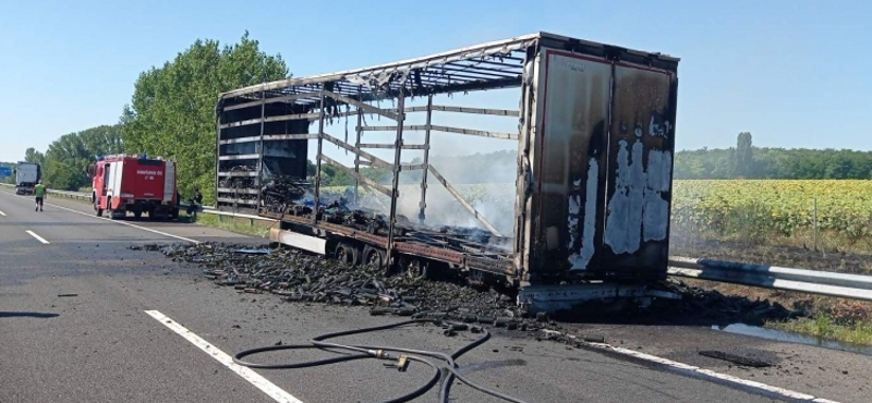 Kiégett kamion miatt zárták le az M6-os autópálya Pécs felé vezető oldalát