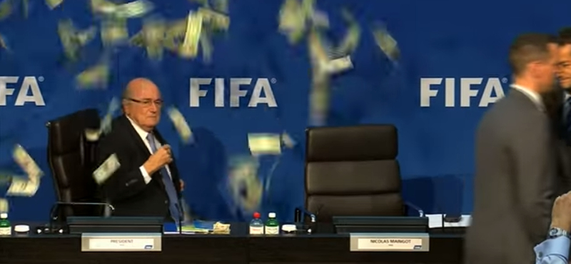 Videó: Sepp Blattert megalázták egy sajtótájékoztatón