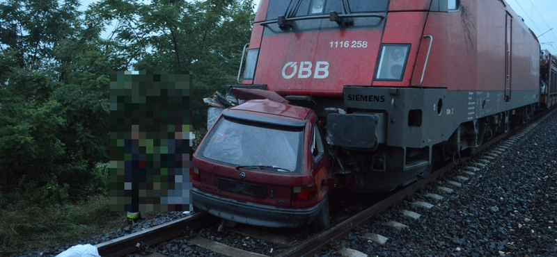 Railjet gyűrt fel egy Opelt, vádat emelhetnek a sofőr ellen – fotók