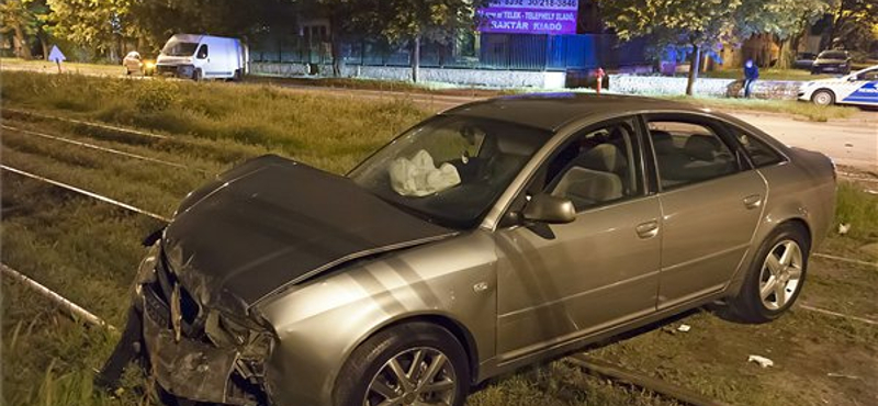 Fotók: a síneken landolt egy autó Budapesten