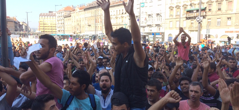 Külföldi stáboknak nyilatkoztak a menekültek a magyarokról a Keleti előtt