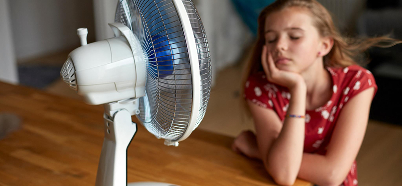 A szülők a függönyt pléddel, a klímát ventilátorral próbálják pótolni a debreceni gyermekklinikán