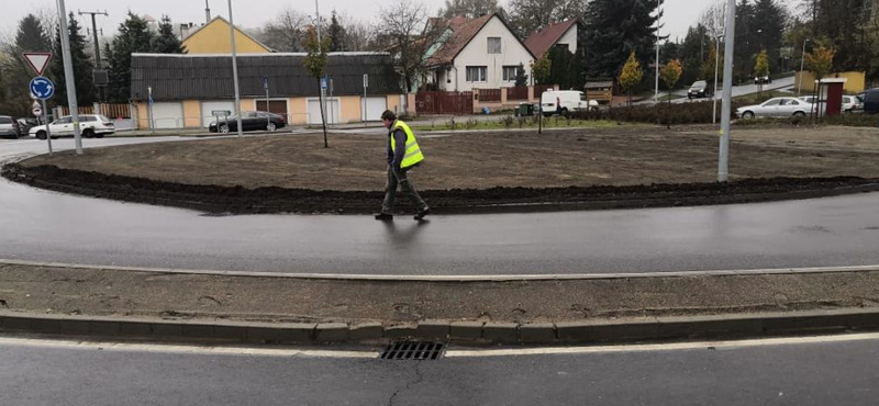 A nap fotói: pár napos körforgalmat tett tönkre egy teherautó