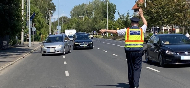 Veszélyes anyag ömlött egy kamionból az M3-asra, teljes az útzár