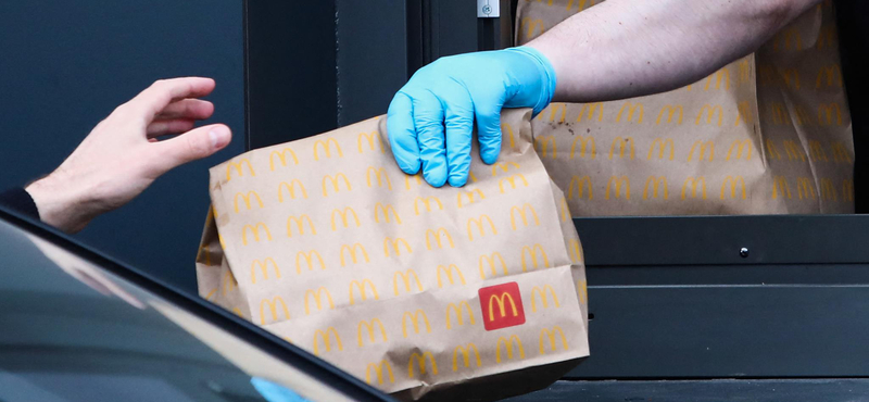 Illatos óriásplakáttal reklámozza magát a McDonald's