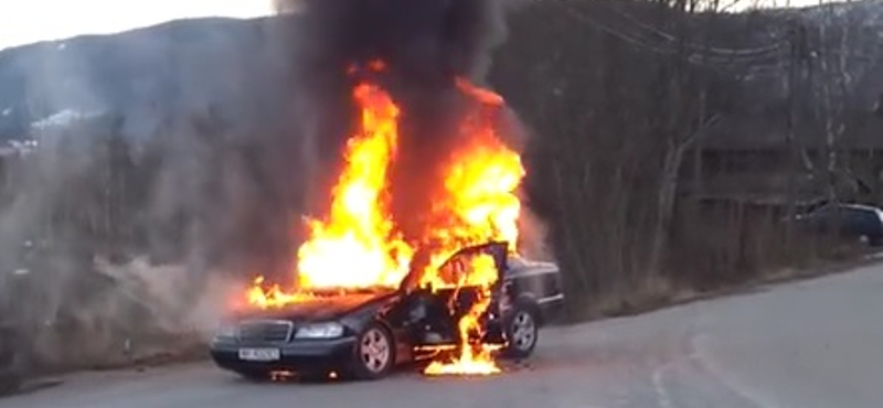 Elgurult a tűzoltók elől a lángoló Mercedes – videó