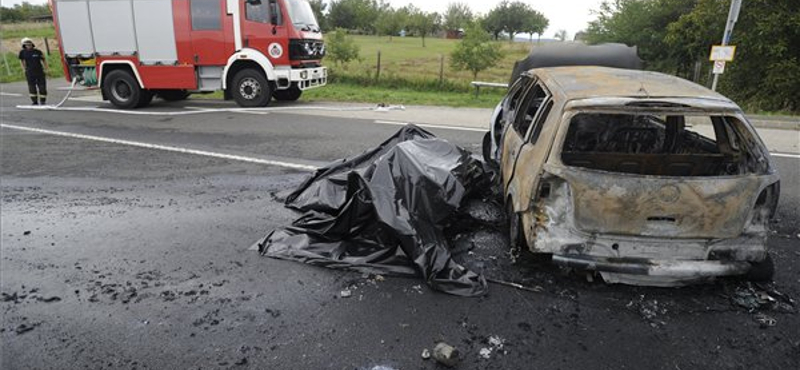 Ennyi maradt a 2-es főúton kiégett autóból – fotók