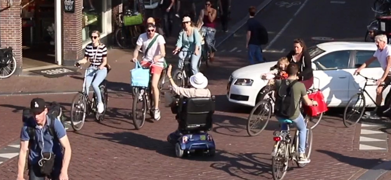 A nap videója: mégis lehet béke az autósok és a biciklisek között