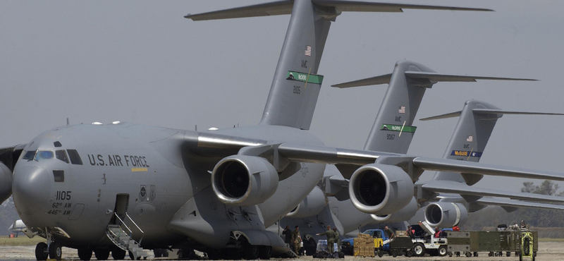 Tolatni is fog az óriási Boeing a repülőnapon