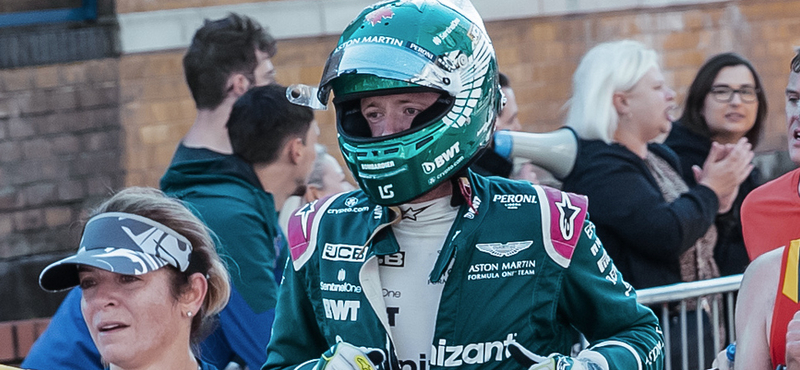 Tűzálló F1-es overálban futotta le a maratont, bekerült a Guinness Rekordok Könyvébe