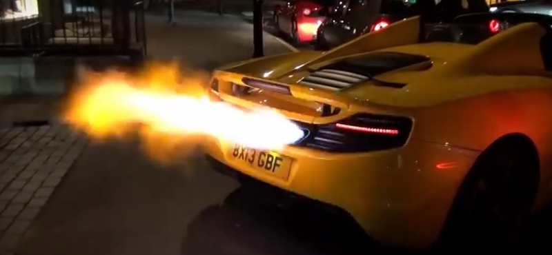 Videó: ilyen lángcsóvákkal szinte közveszélyes egy kabrió McLaren