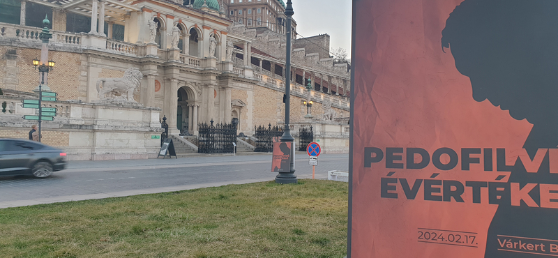 "Pedofilvédő évértékelő" - plakátokkal készül a Momentum a szombati Orbán-évértékelőre a Várkert Bazárnál