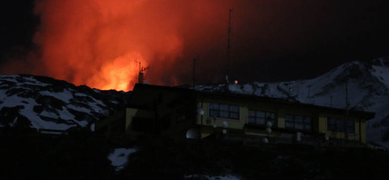 Jó-e vagy sem, hogy az Etna szép lassan belecsúszik a tengerbe?