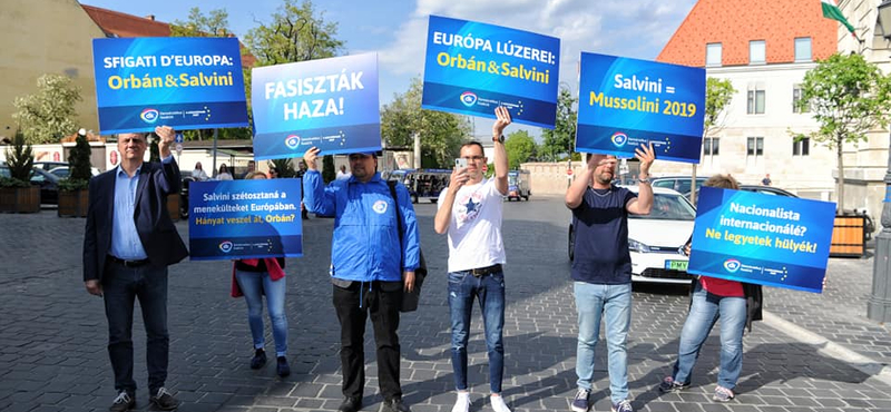 "Mussolini=Salvini" – a DK-sok táblákkal várták a Várban Orbánékat