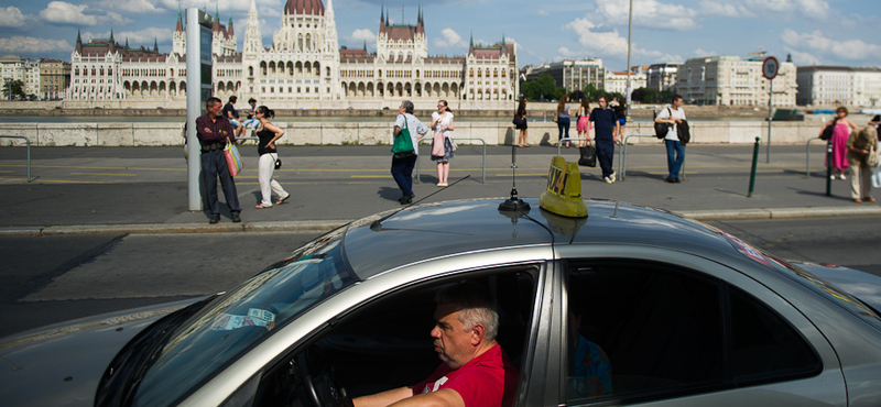 240 forintos kilométerdíjat szeretnének a fővárosi taxisszervezetek